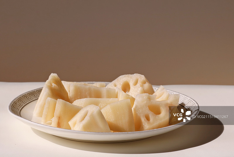 一盘切成块状的生藕图片素材