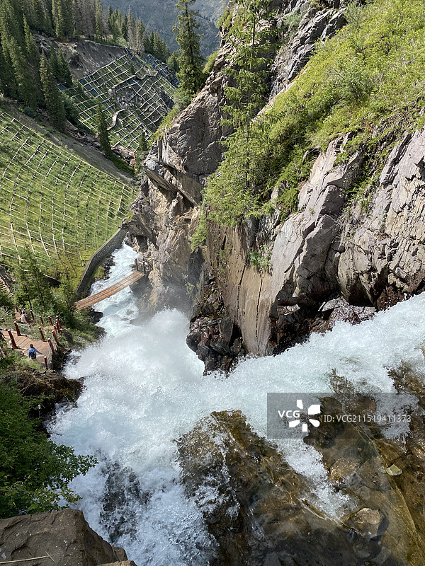 天山飞龙潭瀑布图片素材