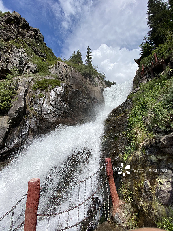 天山飞龙潭瀑布图片素材