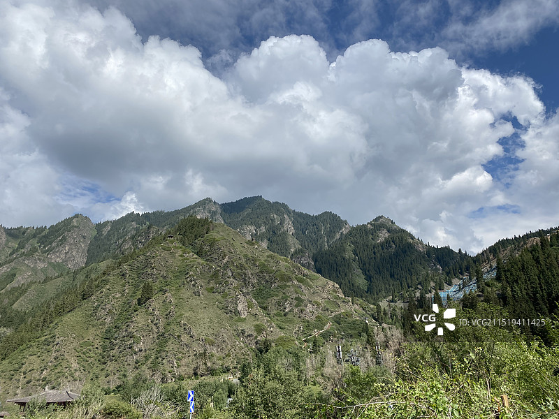 天山飞龙潭瀑布图片素材