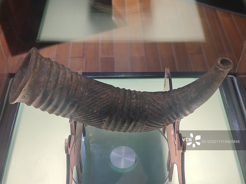 莒州博物馆收藏的大汶口文化牛角陶器图片素材