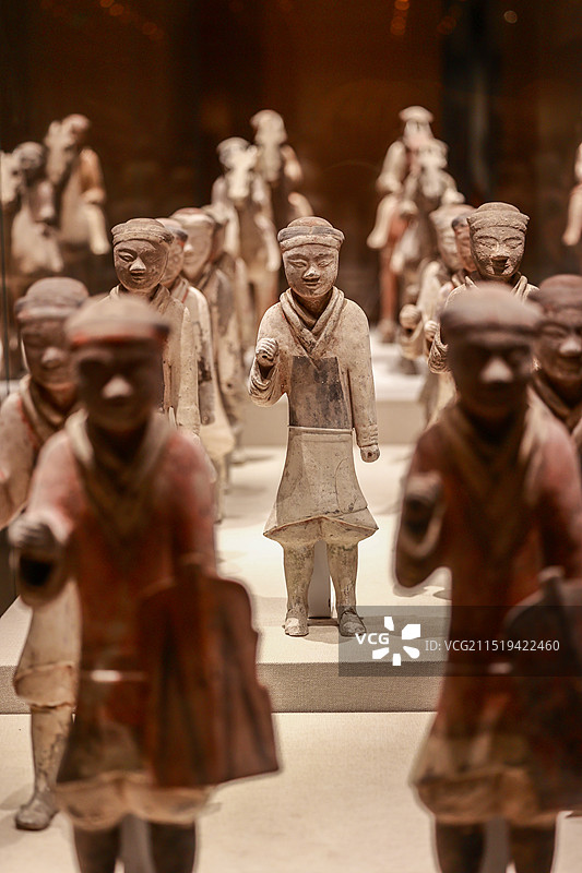 陕西历史博物馆的彩绘步兵俑图片素材