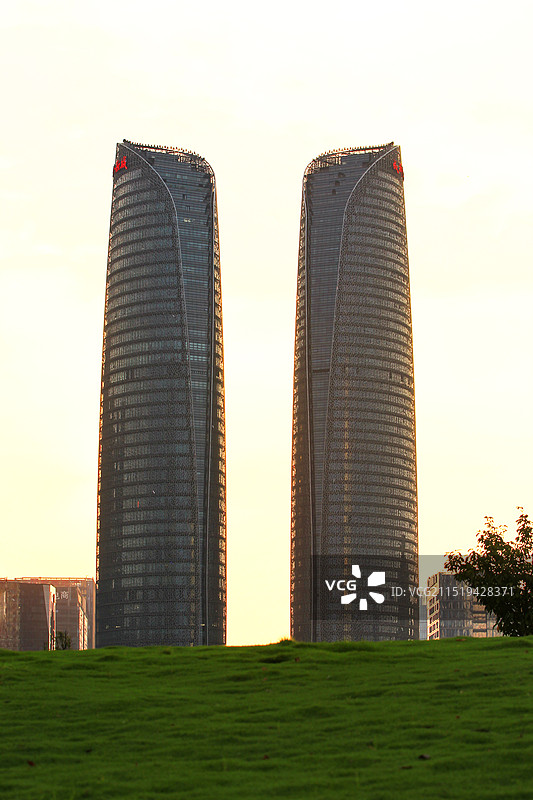 成都金融城双子塔建筑日落时分图片素材