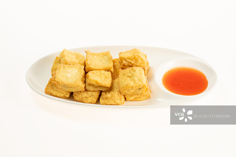 白色背景下盘子中臭豆腐的高角度视图图片素材