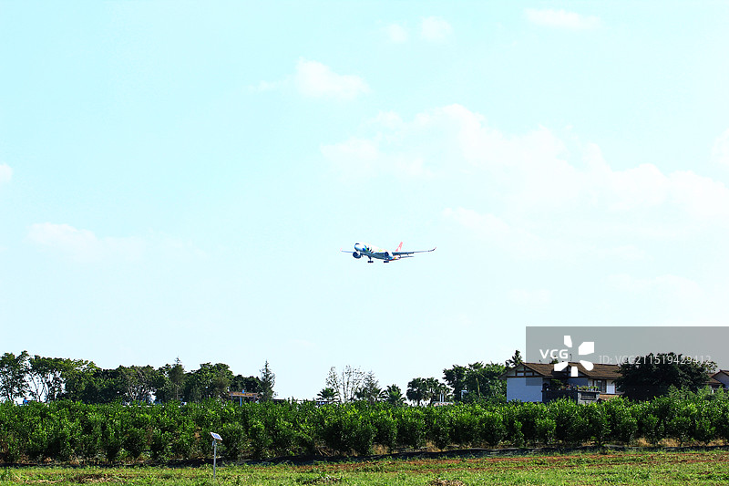 飞机准备降落图片素材