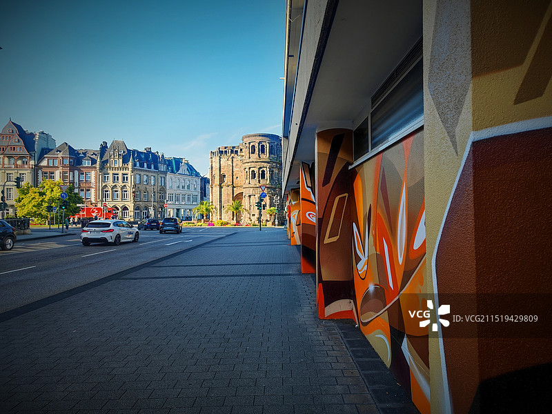 德国特里尔街景（城市街道和建筑物在天空中的景色）图片素材