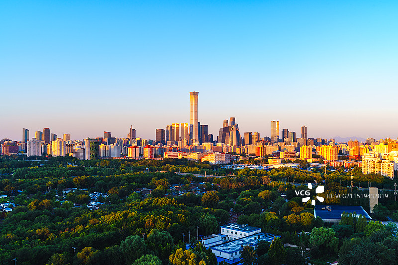 清晨日出时分，金色阳光映照北京CBD中央商务区城市天际线图片素材