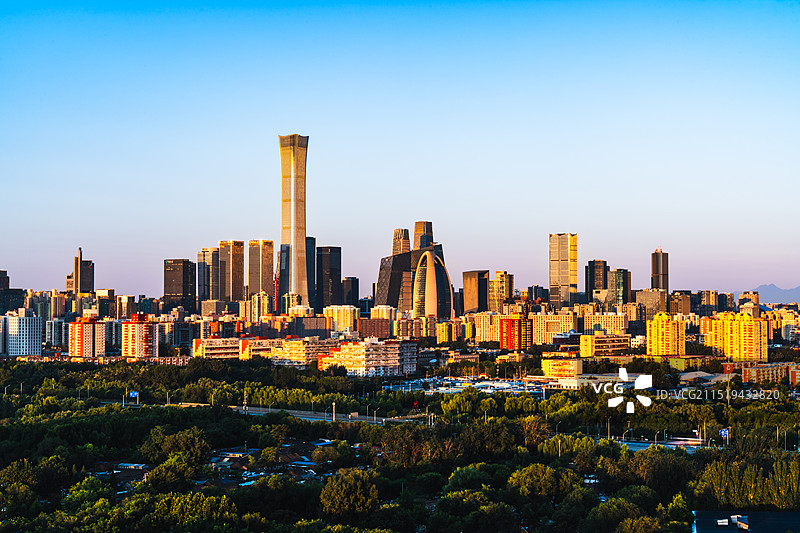 清晨日出时分，金色阳光映照北京CBD中央商务区城市天际线图片素材