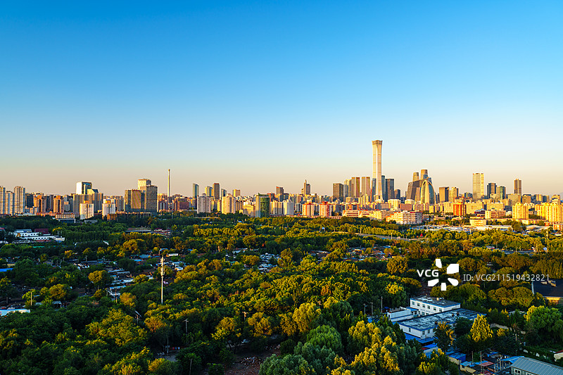 清晨日出时分，金色阳光映照北京CBD中央商务区城市天际线图片素材