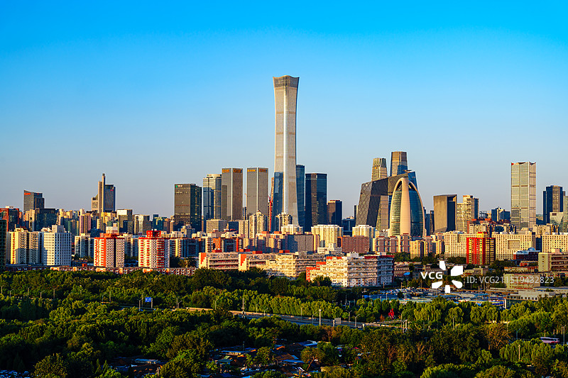 清晨日出，蓝天背景下的北京CBD中央商务区城市天际线图片素材