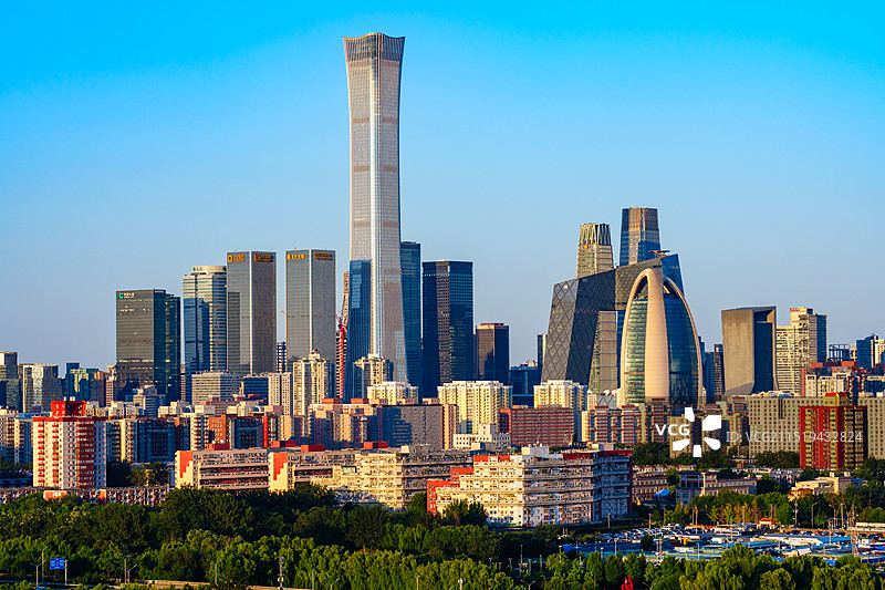 清晨日出，蓝天背景下的北京CBD中央商务区城市天际线图片素材