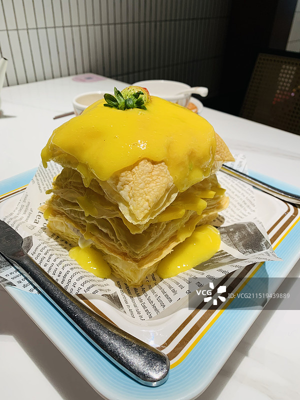 餐桌上甜品的高角度视图图片素材