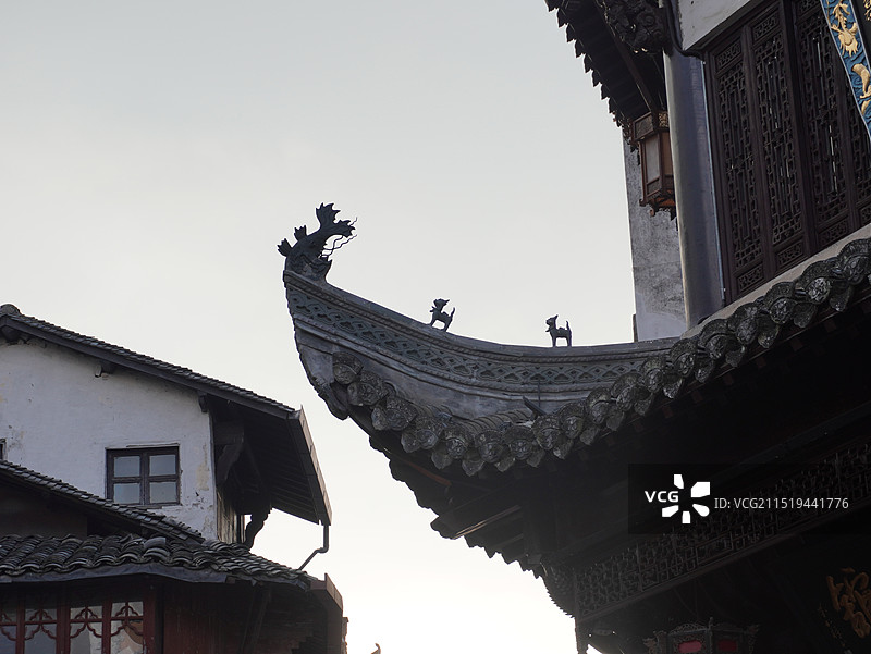 安徽黄山屯溪老街惟妙惟肖的屋脊神兽图片素材