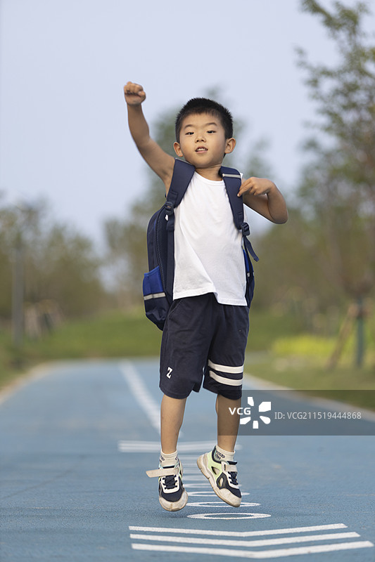 小朋友背书包上学图片素材