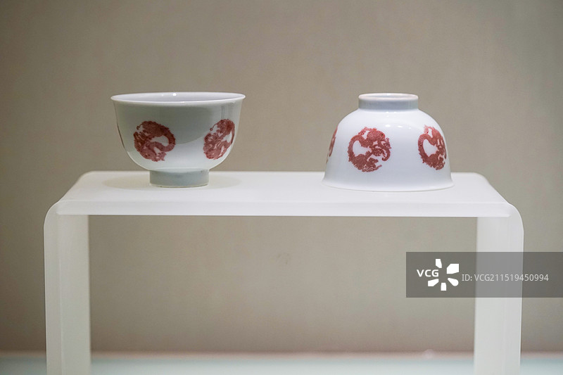 釉里红团龙纹碗 清 康熙图片素材