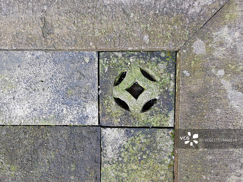 古建筑地面排水沟盖板铜钱形状排水沟盖板石材雕刻图片素材