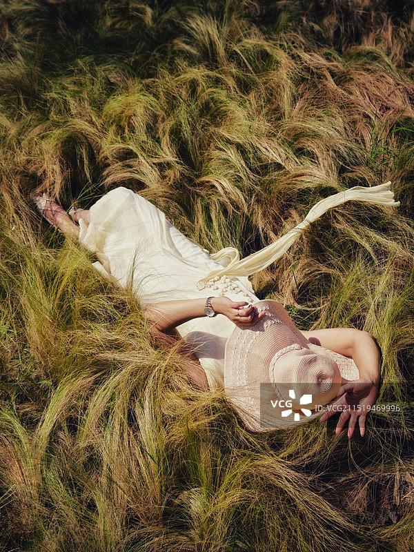油画草甸上的女人图片素材