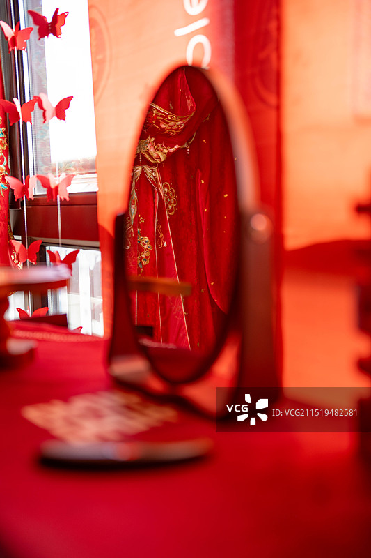 古典婚礼元素镜子中的汉服婚礼图片素材