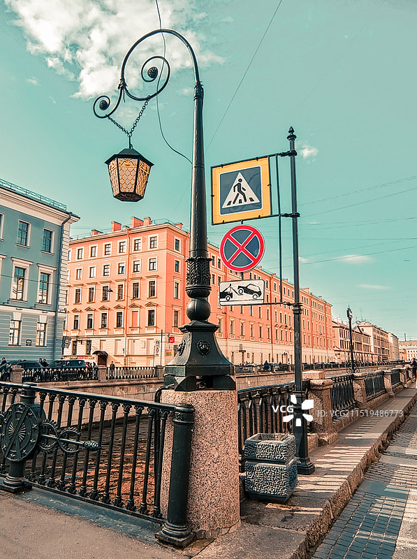 城市建筑物中的道路信号灯图片素材