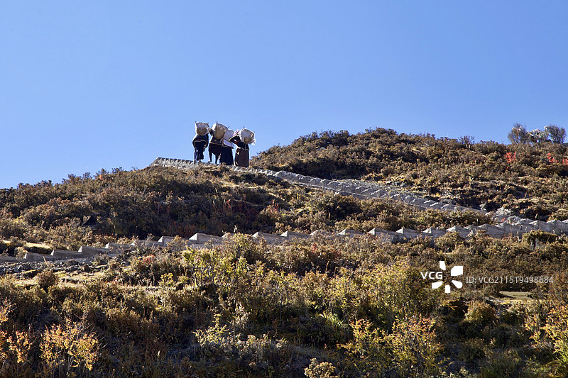 登高劳作图片素材