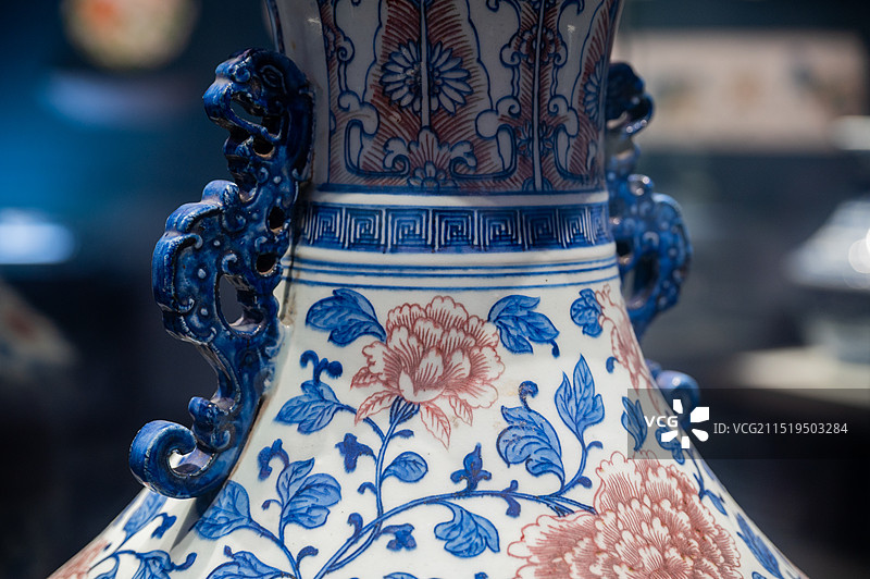 山东博物馆 明清官窑瓷器展 清 乾隆 青花釉里红缠枝牡丹纹大瓶图片素材