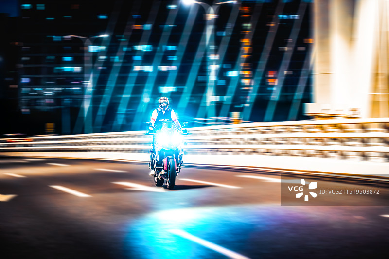 摩托车在立交桥面行驶赛博朋克风格城市夜景图片素材