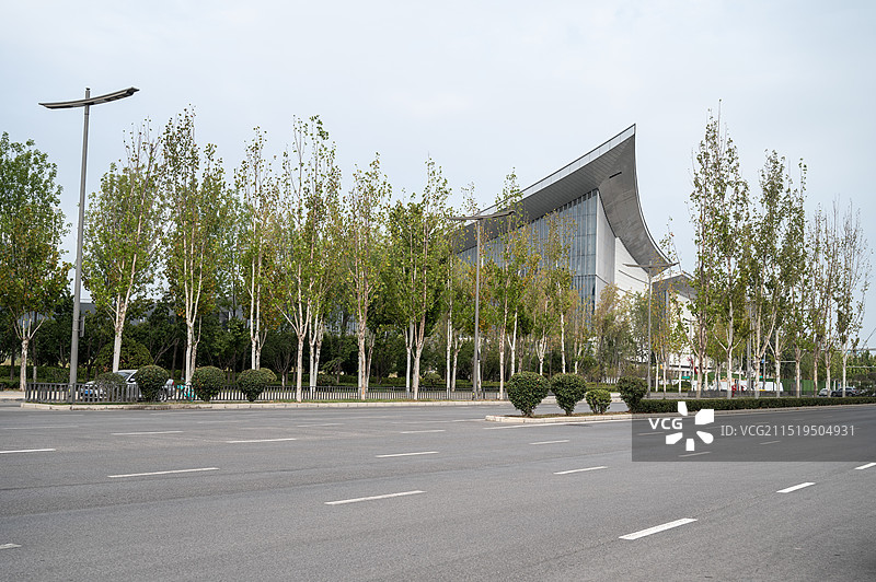 陕西西安港务区长安书院图书馆建筑局部和空的公路图片素材