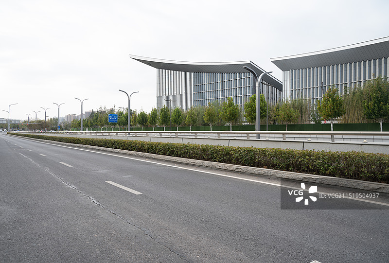 陕西西安港务区长安书院图书馆建筑局部和空的公路图片素材