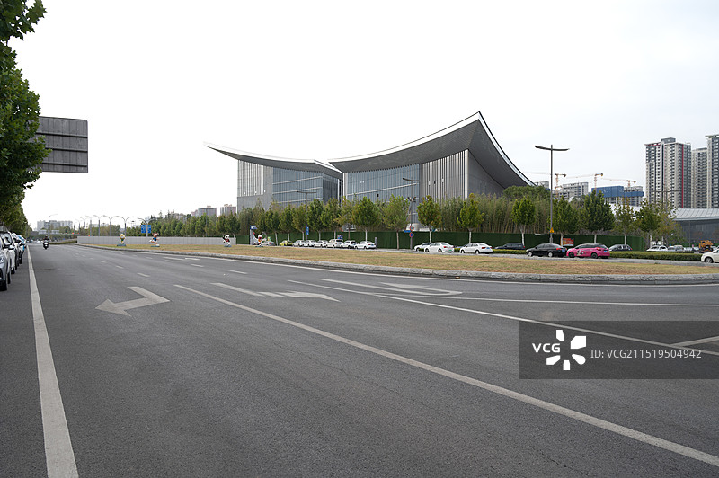 陕西西安港务区长安书院图书馆建筑局部和空的公路图片素材