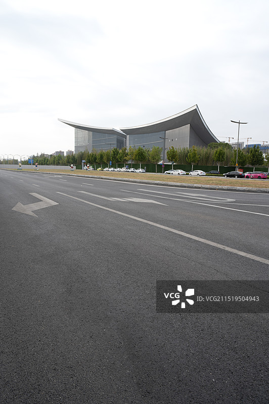 陕西西安港务区长安书院图书馆建筑局部和空的公路图片素材