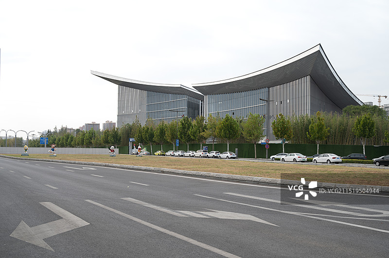 陕西西安港务区长安书院图书馆建筑局部和空的公路图片素材