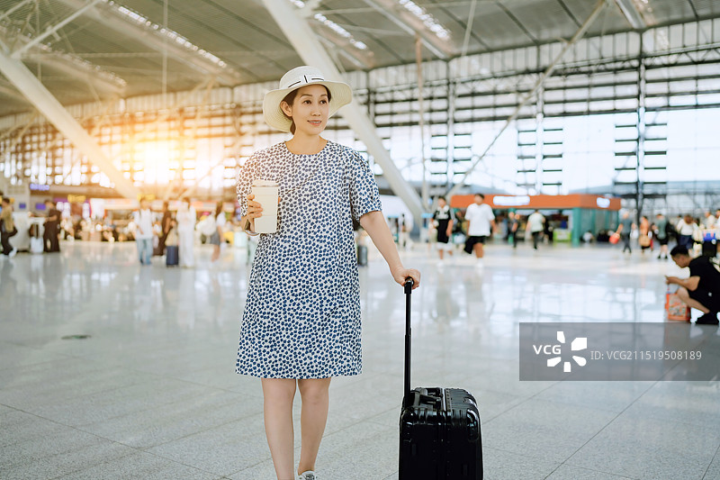 带着行李和饮料在机场旅行的快乐女人图片素材