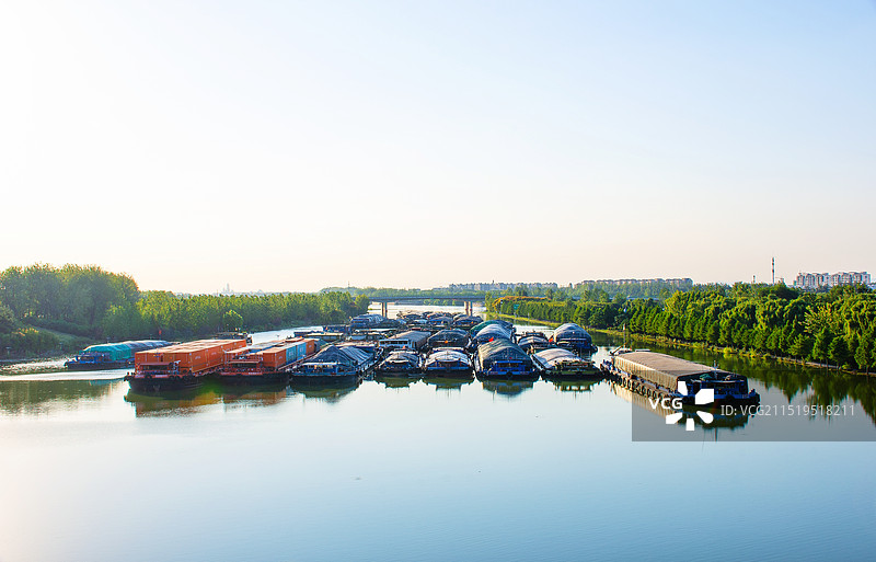 停泊在台儿庄运河上的运输船图片素材