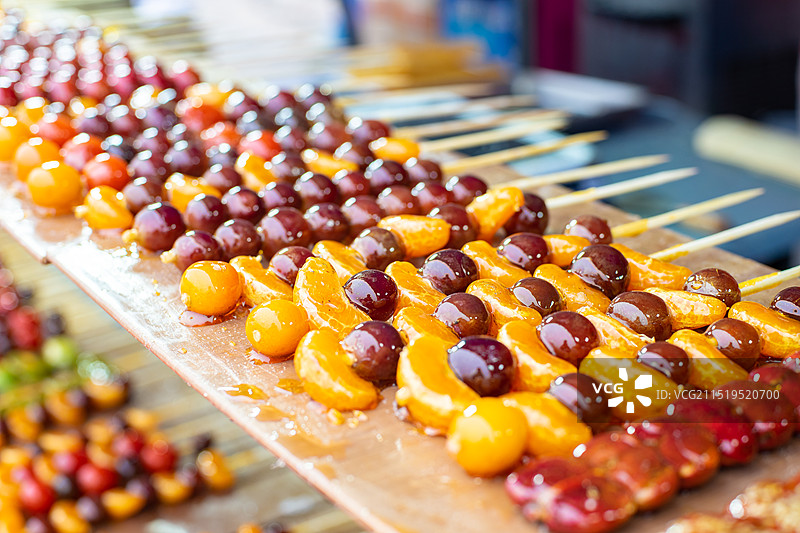 中国饮食产业拍摄主题，货摊上的红色糖葫芦，棍子上插着许多的冰糖葫芦，白昼户外无人图像摄影图片素材
