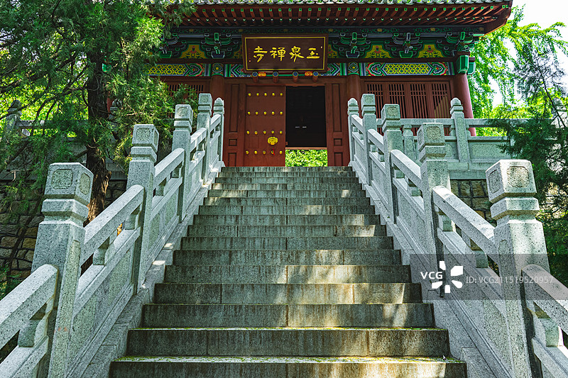 中国非都市风光拍摄主题，山东泰安泰山区玉泉寺泰山风景区，玉泉禅寺城门入口和登山梯子，户外白昼无人图像图片素材