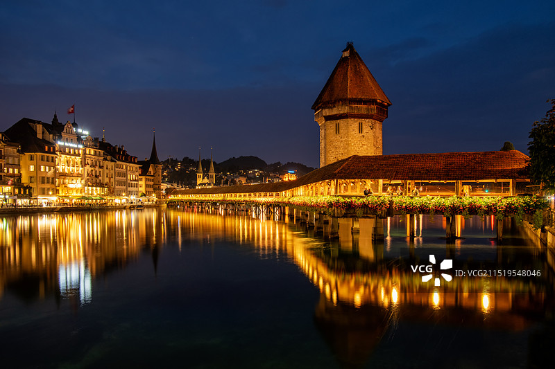 卢塞恩廊桥夜色图片素材