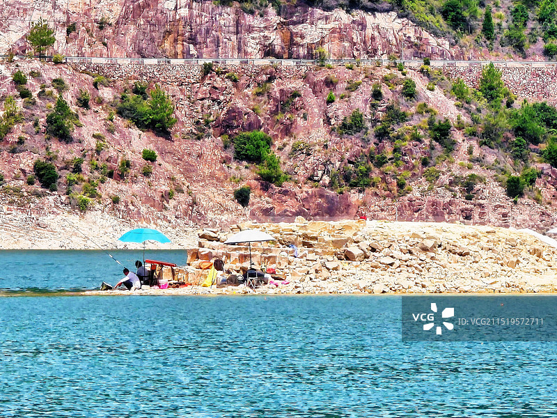 千峡湖上垂钩钓鱼的人图片素材