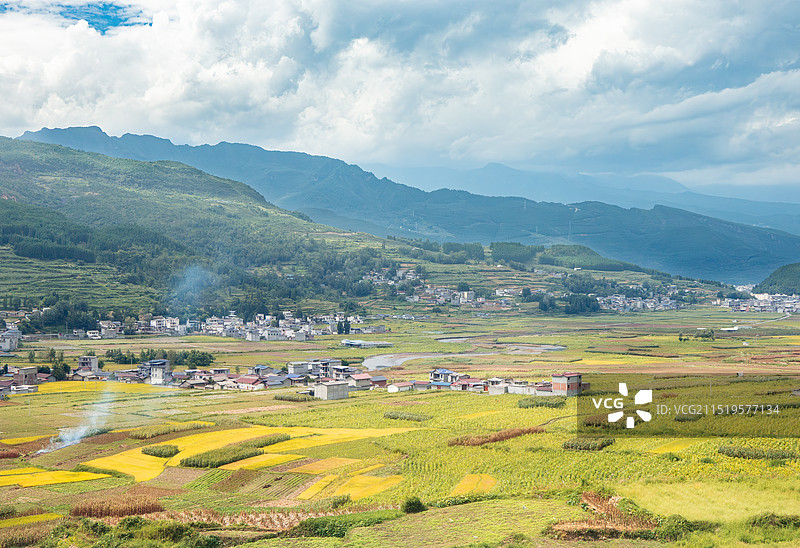 四川凉山州越西县大凉山下的田园风光图片素材