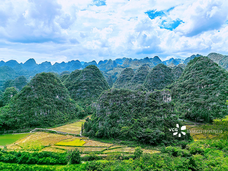 万峰林景区的一帆风顺峰图片素材
