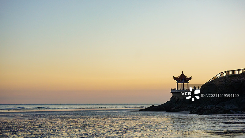 辽宁丹东大鹿岛海边悬崖景亭傍晚景色图片素材