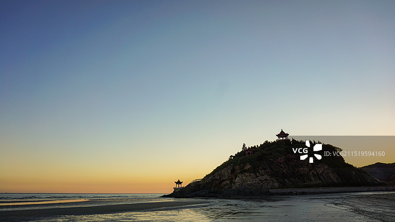 辽宁丹东大鹿岛海边悬崖景亭傍晚景色图片素材