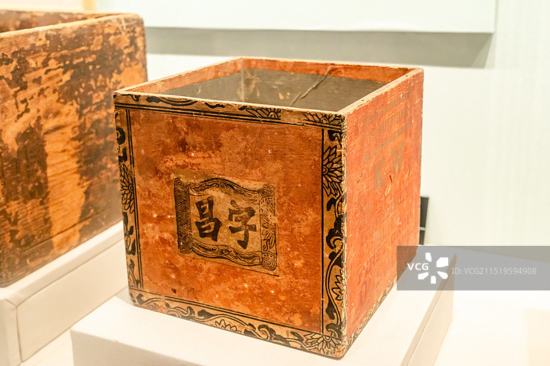 清代“昌字”号木彩纸茶叶箱；鸦片战争博物馆藏图片素材