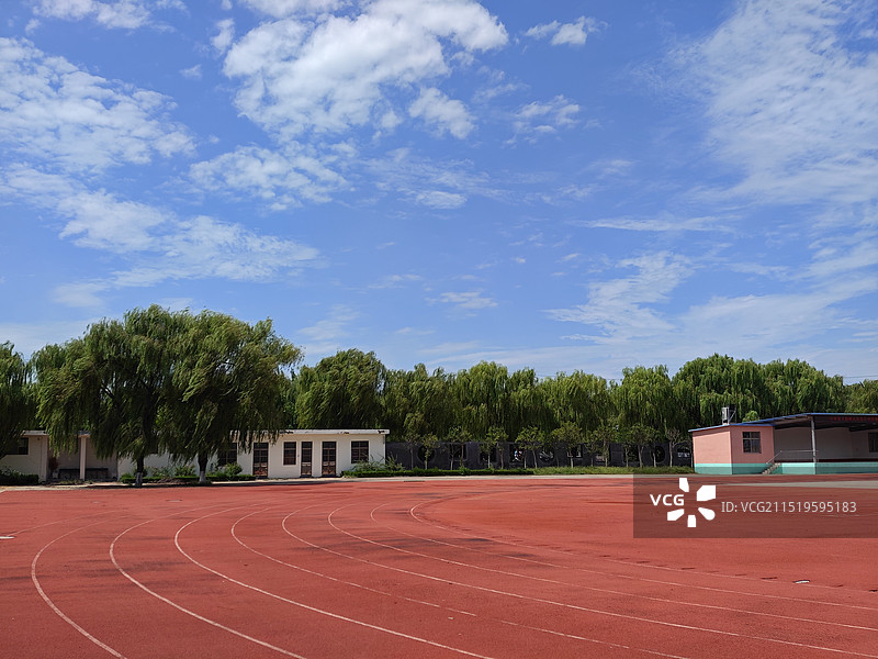 开学季，蓝天白云的校园图片素材