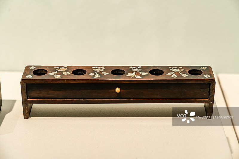 清代清红木嵌螺钿烟头台座；鸦片战争博物馆藏图片素材