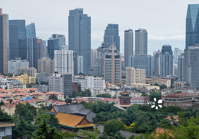 青岛城市背景下的湛山寺图片素材