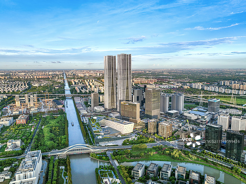 上海市浦东新区张江园区川杨河张江科学会堂和张江科学之门张江双子塔蓝天背景日落黄昏航拍视角图片素材