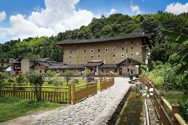 绿色树木、植被环绕的福建土楼图片素材