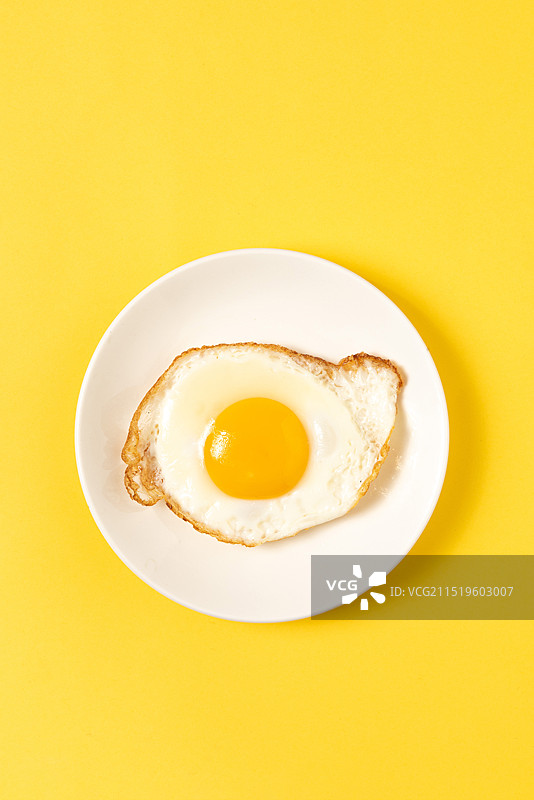 黄色背景上的一个荷包蛋图片素材