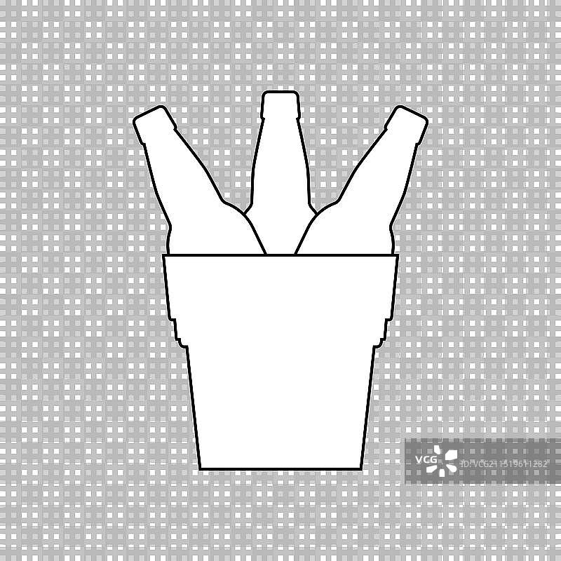 金属桶中的啤酒瓶组合素材图片素材