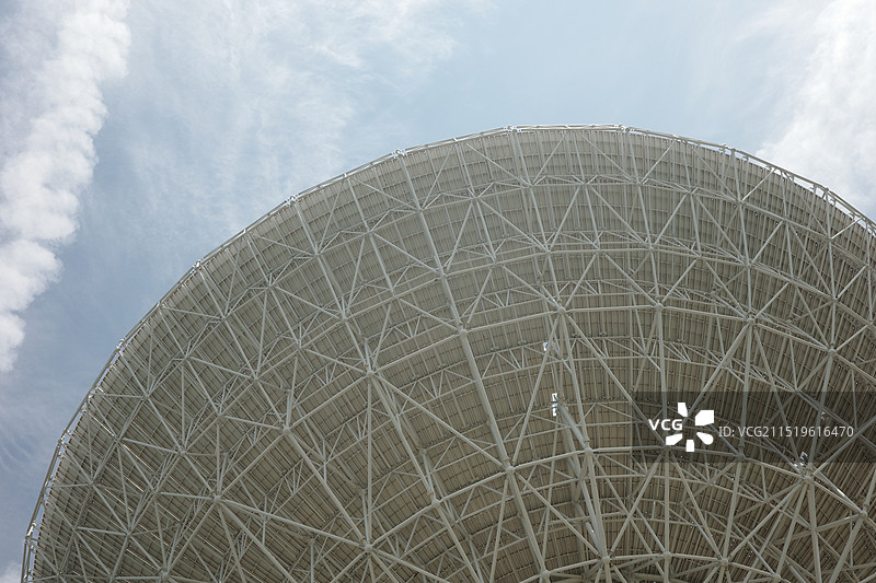 蓝天下的通讯卫星图片素材